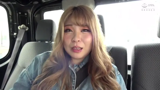 看着镜头 · 脸部特写 · 汽车内部 · 牛仔上衣