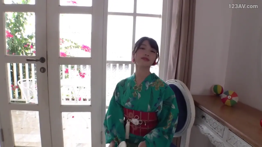 窗前 · 淡然 · 上半身特写 · 绿色花纹和服 · 自然光照明