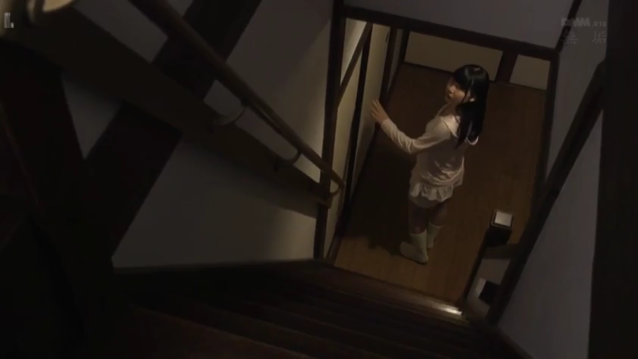 警觉 · 楼梯口 · 浅色连身睡裙