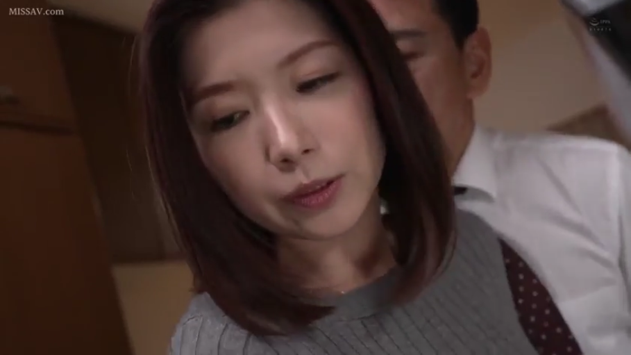 室内 · 略显抗拒 · 女性面部特写 · 女子身穿灰色针织衫