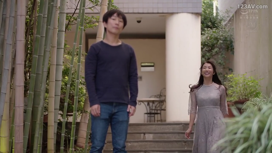 全身 · 站姿 · 微笑 · 户外 · 连衣裙 · 熟女 · 散步 · 竹林