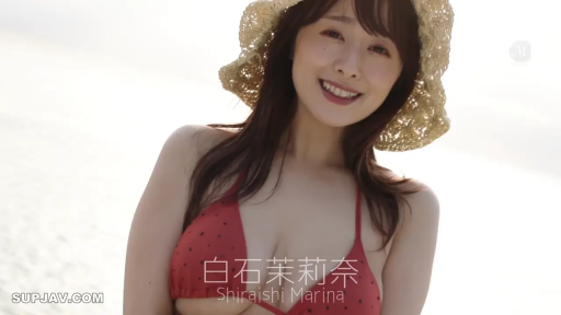 上半身特写 · 海滩 · 注视镜头 · 阳光充足 · 红色比基尼 · 遮阳草帽