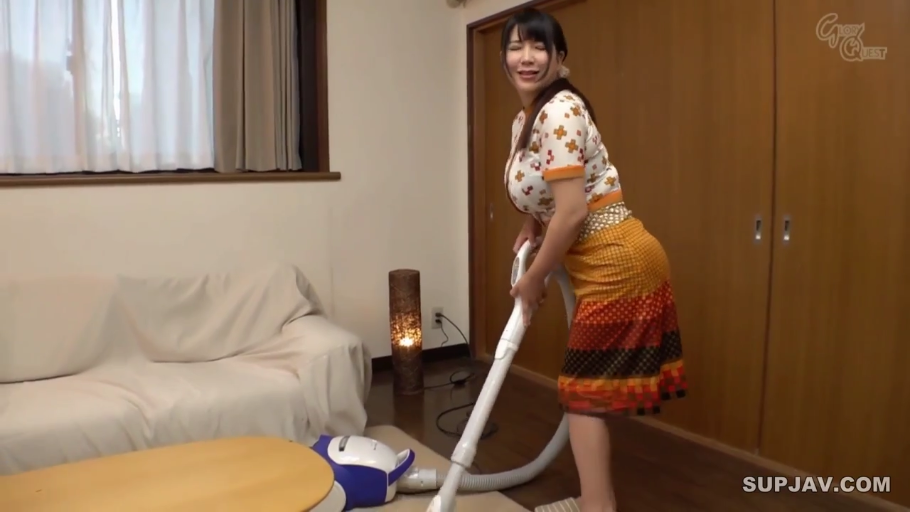 回头看镜头 · 客厅 · 吸尘器 · 短袖图案上衣 · 人物侧身全身