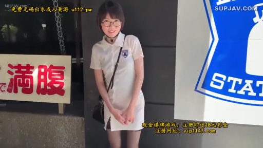 全身 · 单肩包 · 站立 · 白色连衣裙 · 摆拍 · 微笑 · 户外 · 无码