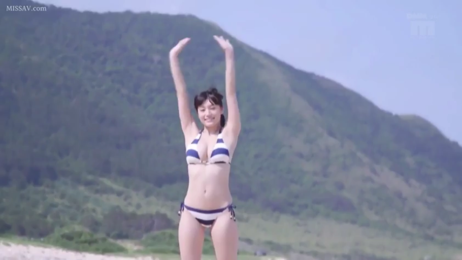 全身 · 站姿 · 微笑 · 海滩 · 摆姿势 · 条纹比基尼 · 写真人像