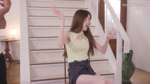 坐姿 · 中景 · 椅子 · 长发 · 开怀大笑 · 浅黄色无袖上衣 · 楼梯口 · 欢呼