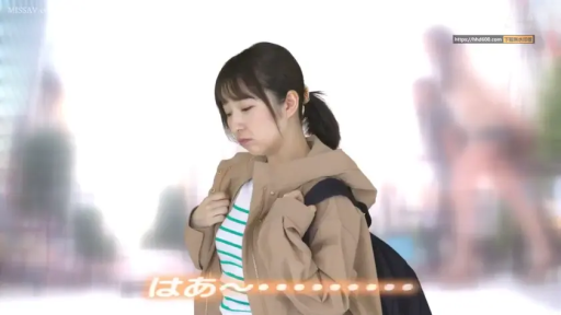 站立 · 上半身 · 双肩包 · 疲惫 · 马尾 · 户外街道 · 连帽外套 · 叹气