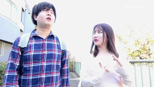 白色针织上衣 · 背包 · 户外街道 · 男人神情木讷 · 两人上半身镜头 · 白昼光线
