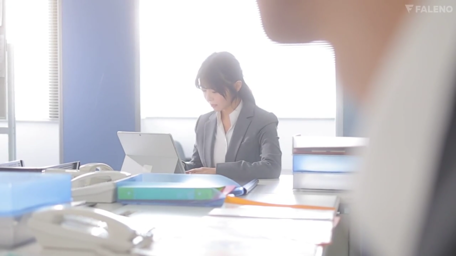专注 · 办公室 · 深灰色职业西装外套 · 办公电脑 · 明亮的室内光线