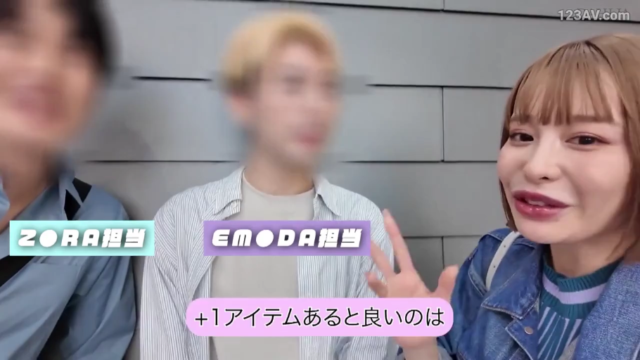 中景 · 站姿 · 微笑 · 户外 · 说话 · 牛仔外套