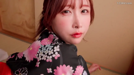 眼神直视 · 日式榻榻米房间 · 肩部及花色浴衣细节 · 深色花卉图案日式浴衣
