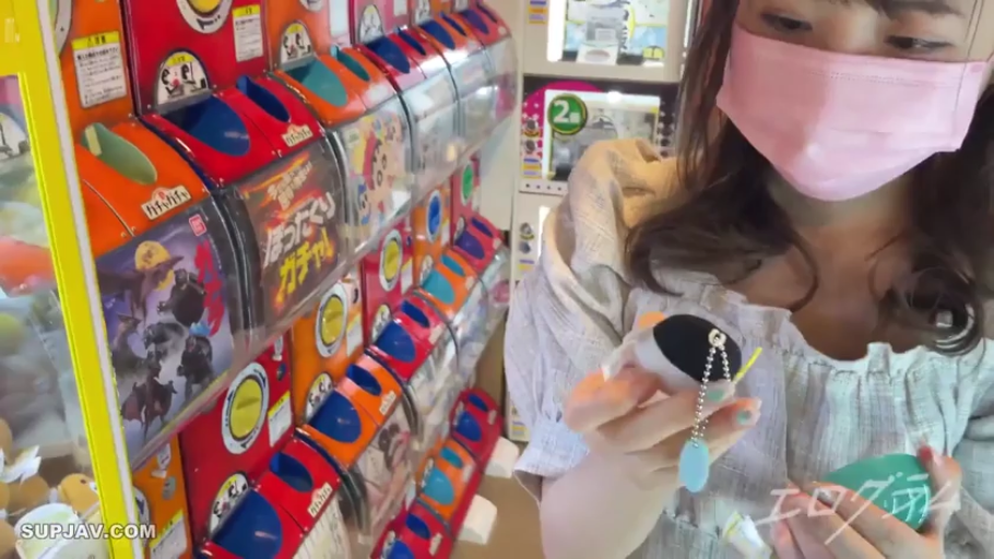 扭蛋 · 玩具特写 · 浅色褶皱上衣 · 口罩遮面 · 戴着口罩 · 扭蛋机店