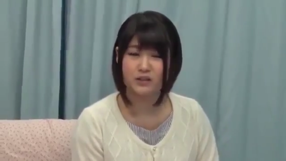 室内 · 坐姿 · 上半身 · 白色开衫 · 窗帘 · 说话 · 局促 · 亚洲女性