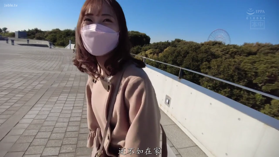 上身特写 · 微笑 · 观景台 · 晴天 · 单肩包 · 粉色口罩