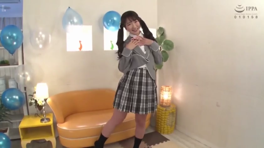 全身 · 站立 · 摆拍 · 微笑 · JK制服 · 双马尾 · 摄影棚 · 气球