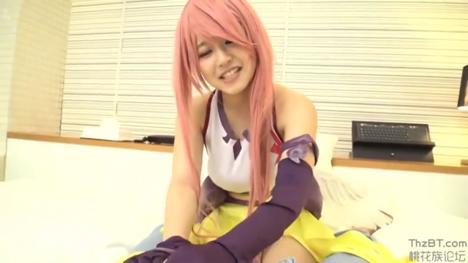 室内 · 坐姿 · 中景 · 微笑 · 面对镜头 · 假发 · Cosplay · 粉色长发