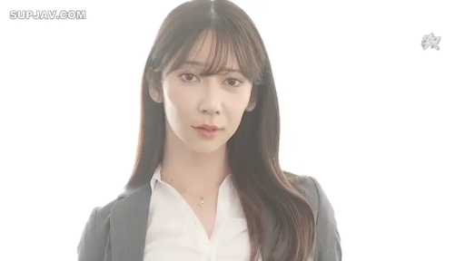 肩部特写 · 微表情 · 灰色西装外套 · 光线明亮 · 办公环境