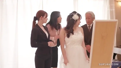 室内 · 站立 · 中景 · 微笑 · 剧情 · 镜子 · 婚纱 · 试衣