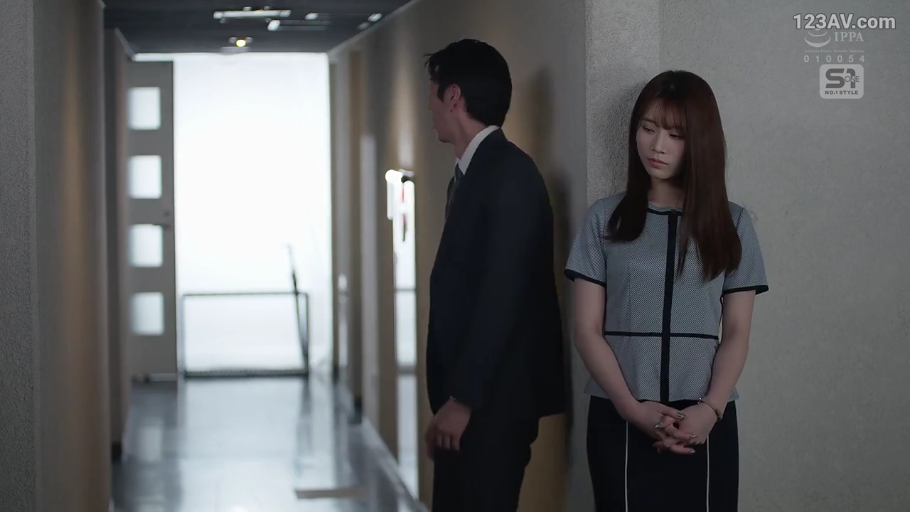 西装革履 · 办公楼走廊 · 女性神情严肃低落 · 男性侧身轮廓