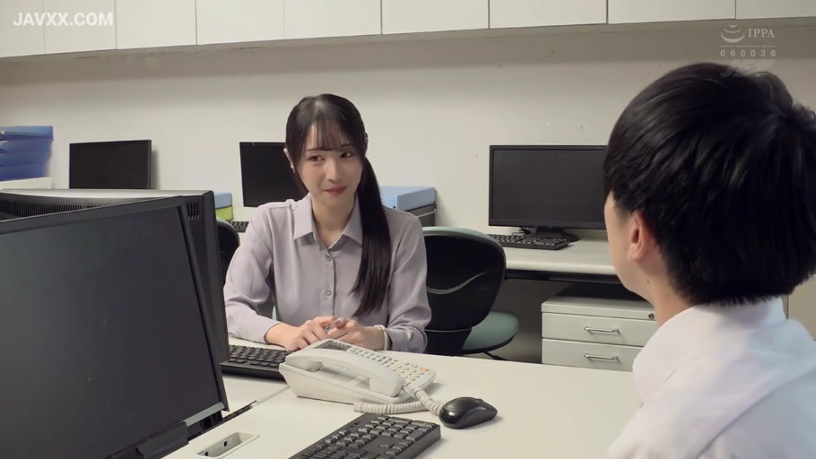 办公室 · 电话 · 温柔 · 浅紫色衬衫 · 女性面部特写