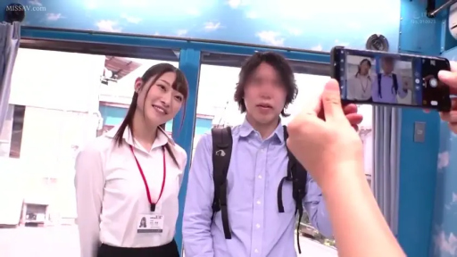 微笑 · 商务男装 · 手机屏幕显示画面 · 工作证件 · 办公室入口