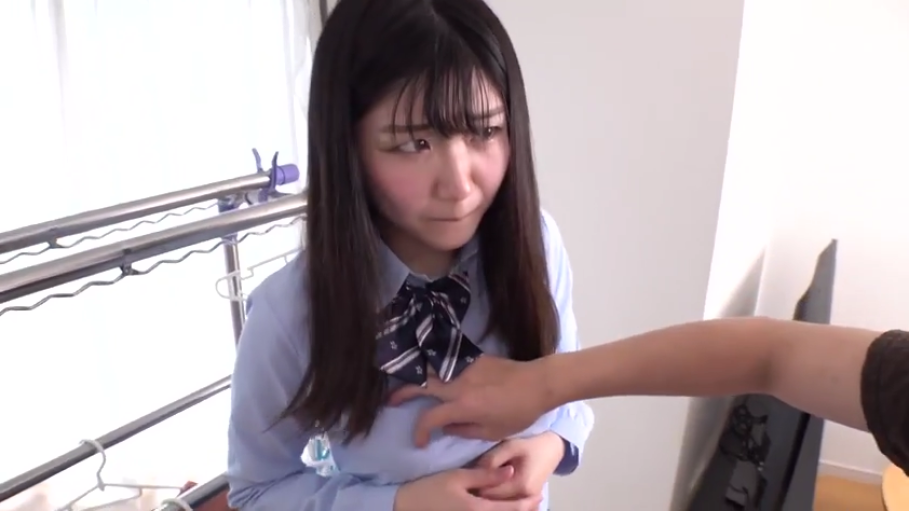 寝室 · 手部触摸胸部特写 · 淡蓝色衬衫 · 咬嘴唇