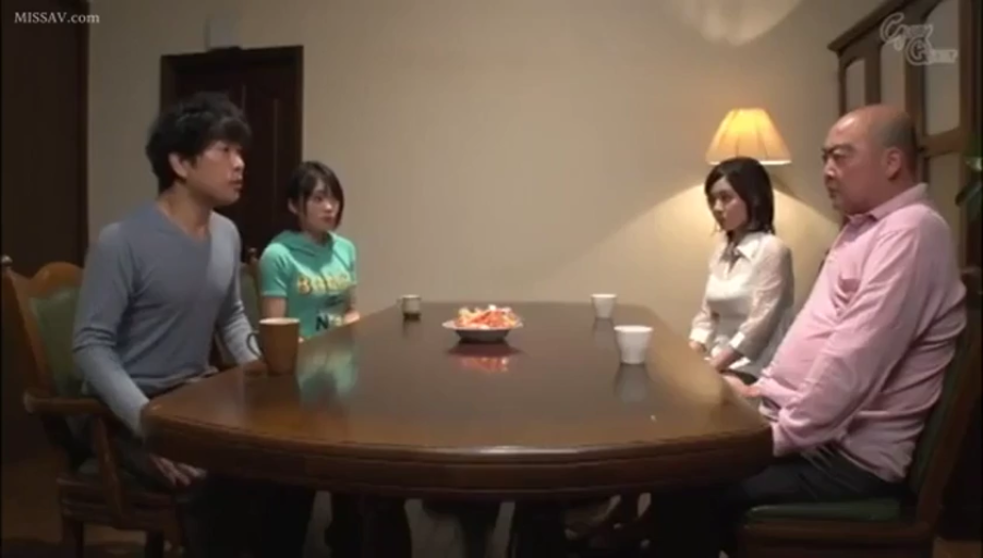 严肃 · 中景 · 客厅 · 对话 · 围坐 · 休闲日常装