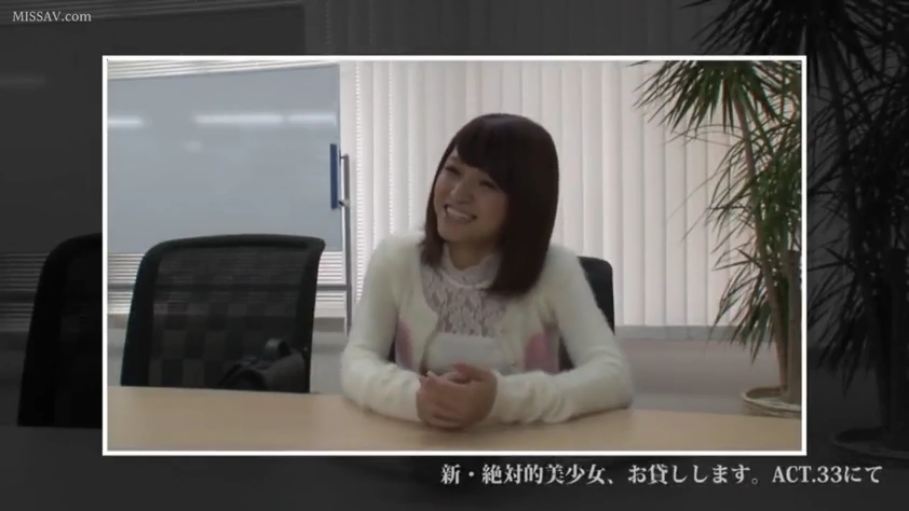 坐姿 · 交谈 · 办公室 · 办公桌 · 微笑 · 半身 · 白色开衫