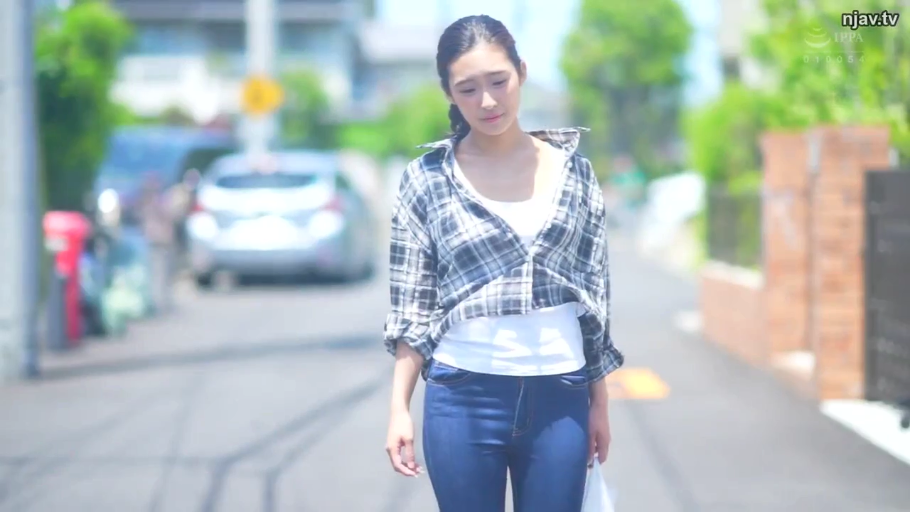 户外街道 · 紧身牛仔裤 · 手提袋 · 心事重重 · 头部及上半身特写 · 白昼光线