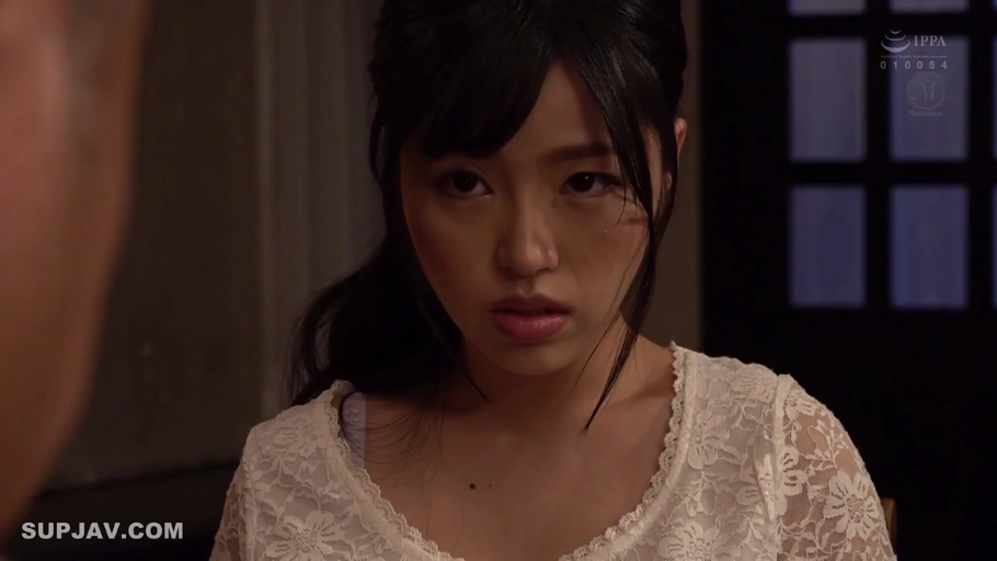 室内 · 面部特写 · 白色蕾丝上衣 · 注视 · 忧虑 · 日本AV · 正面坐姿