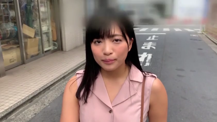 站立 · 平静 · 面部特写 · 街道 · 粉色无袖上衣 · 凝视镜头 · 单肩包