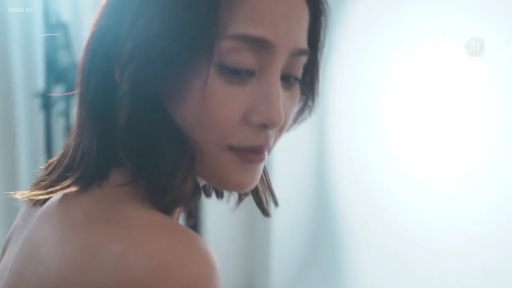 卧室 · 肩部特写 · 裸体 · 光线明亮 · 略带深情
