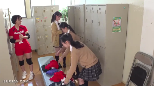 红色排球运动服 · 自然 · 长椅 · 学校更衣室 · 制服裙