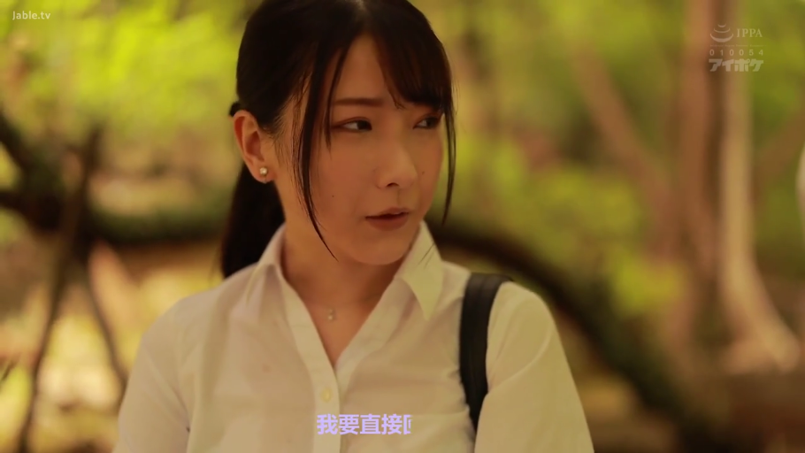 侧面轮廓 · 背包 · 光线柔和 · 户外树林 · 若有所思 · 白色翻领衬衫