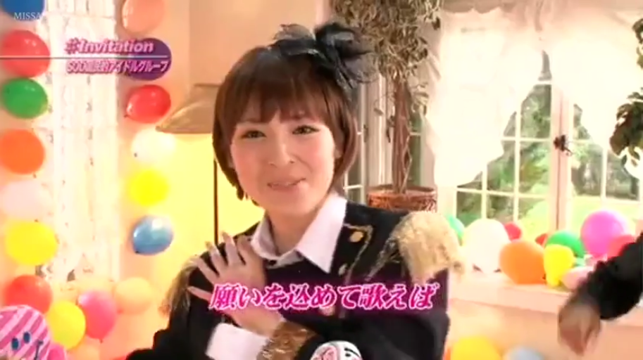派对房 · 开朗 · 偶像制服 · 头部特写 · 气球装饰 · 文字字幕