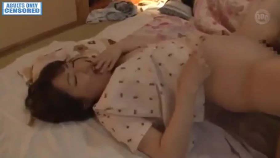 性交 · 脸部特写 · 卧室 · 迷离 · 枕头 · 仰卧 · 有码 · 碎花睡衣