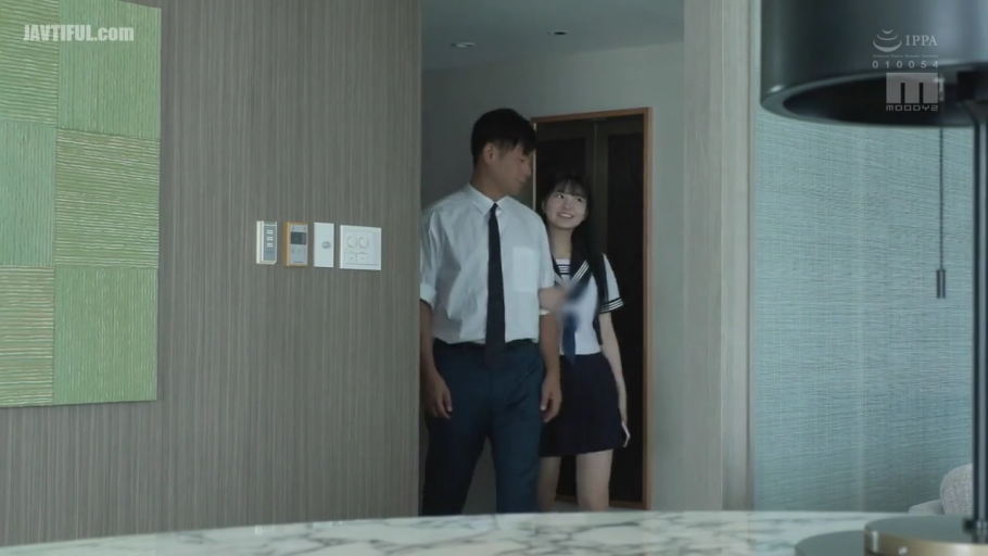 走廊入口 · 女性水手服校服 · 女性面带微笑
