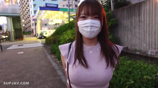 胸部特写 · 注视 · 夜晚 · 口罩 · 白色口罩 · 环境光线昏暗