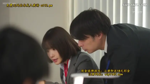 俯身 · 专注 · 办公室 · 中景 · 职业装 · 办公 · 职场 · 工牌