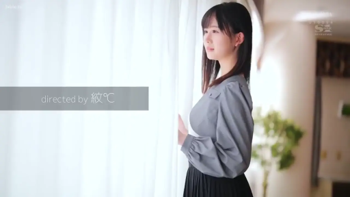窗边 · 黑色半身裙 · 若有所思 · 窗帘 · 侧脸特写 · 室内光线明亮