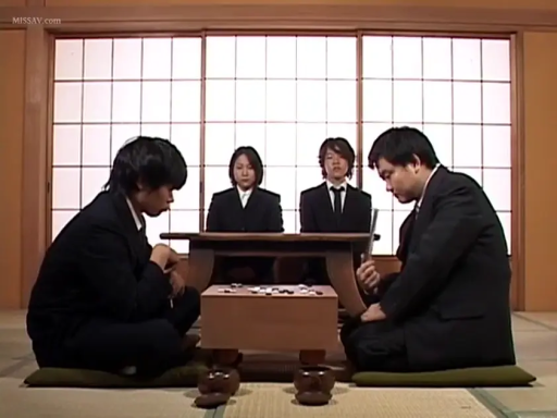 严肃 · 跪坐 · 和室 · 全景 · 剧情 · 黑色西装 · 棋盘 · 下围棋