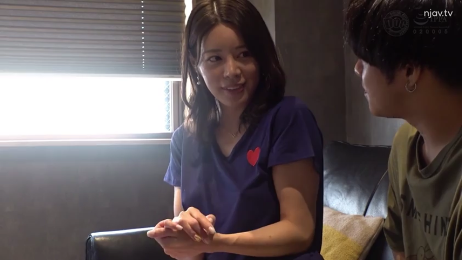 沙发上 · 微笑着交流 · 女性面部特写 · 深蓝色印有红心的T恤