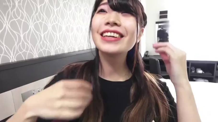 坐姿 · 面部 · 聊天 · 酒店 · 笑容 · 黑色短袖 · 亚洲女性