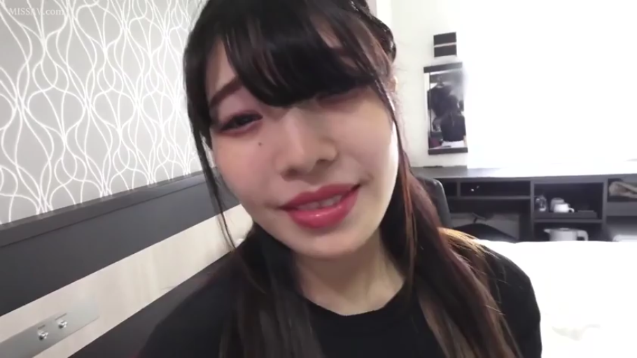 室内 · 微笑 · 面部特写 · 注视镜头 · 长发 · 正面 · 黑色上衣