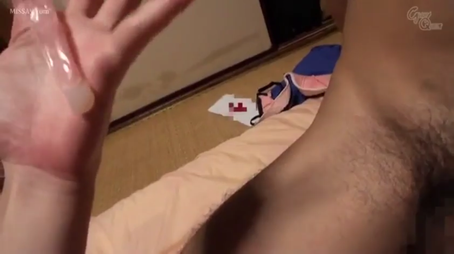 榻榻米 · 裸体 · 避孕套 · 自慰 · 无 · 手持震动棒特写 · 套好的避孕套
