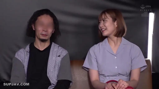 室内 · 坐姿 · 交谈 · 马赛克 · 中景 · 微笑 · 衬衫