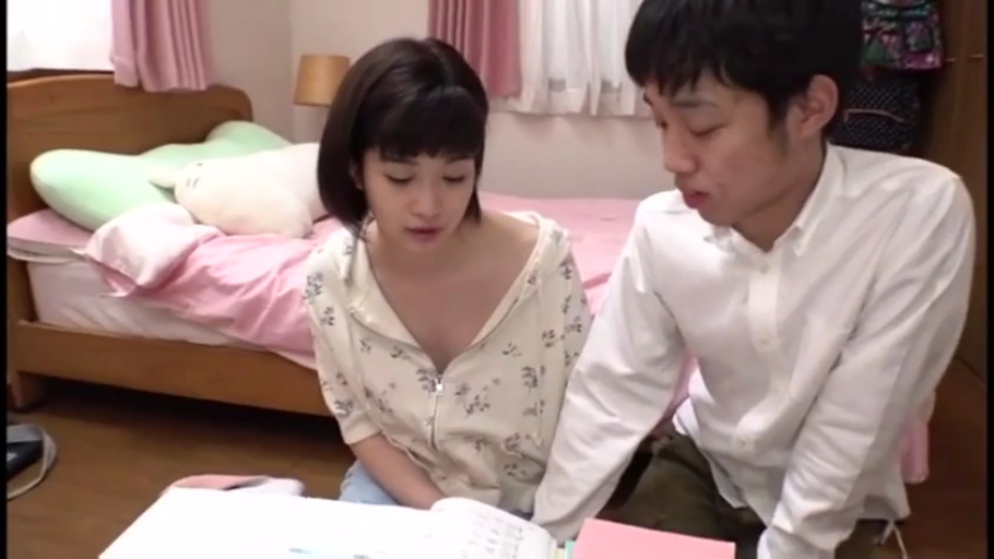 坐姿 · 卧室 · 床 · 自然 · 半身 · 交流 · 碎花连帽衫