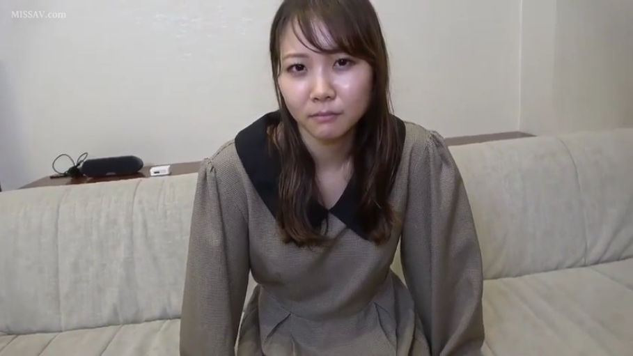 沙发 · 略带困惑 · 上半身特写 · 深色领口设计
