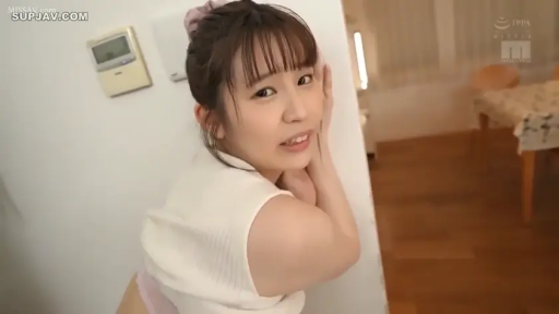 注视 · 面部特写 · 室内房间 · 白色无袖上衣