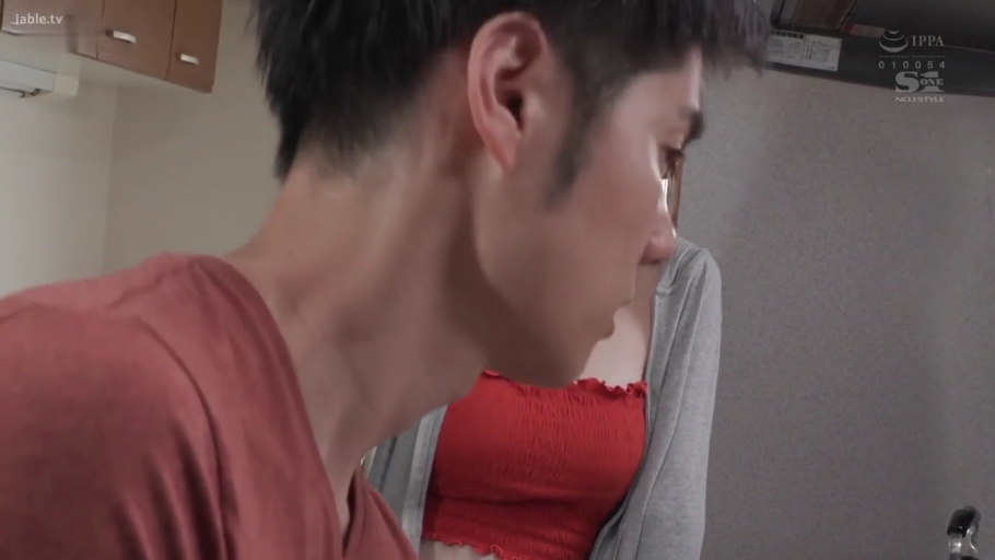 中景 · 面对面站立 · 红色抹胸 · 室内厨房 · 拉拽抹胸 · 暧昧微笑 · 抽油烟机 · 挑逗诱惑